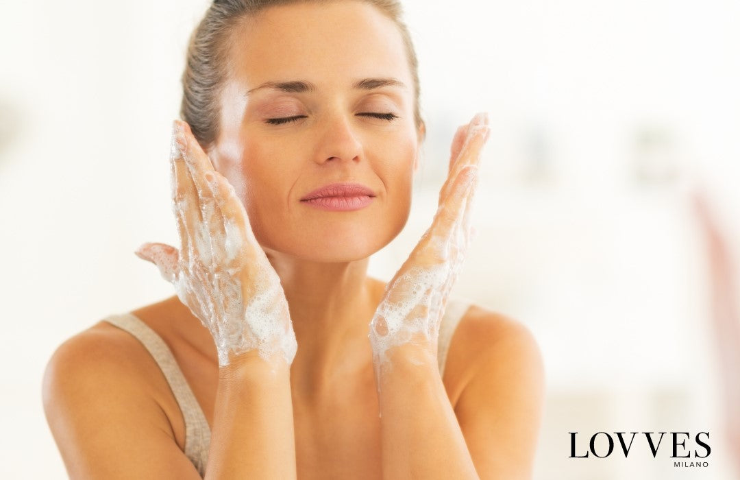 La doppia detersione viso proposta da LOVVES Alta Cosmesi Naturale, quanto è importante nella skincare routine quotidiana.